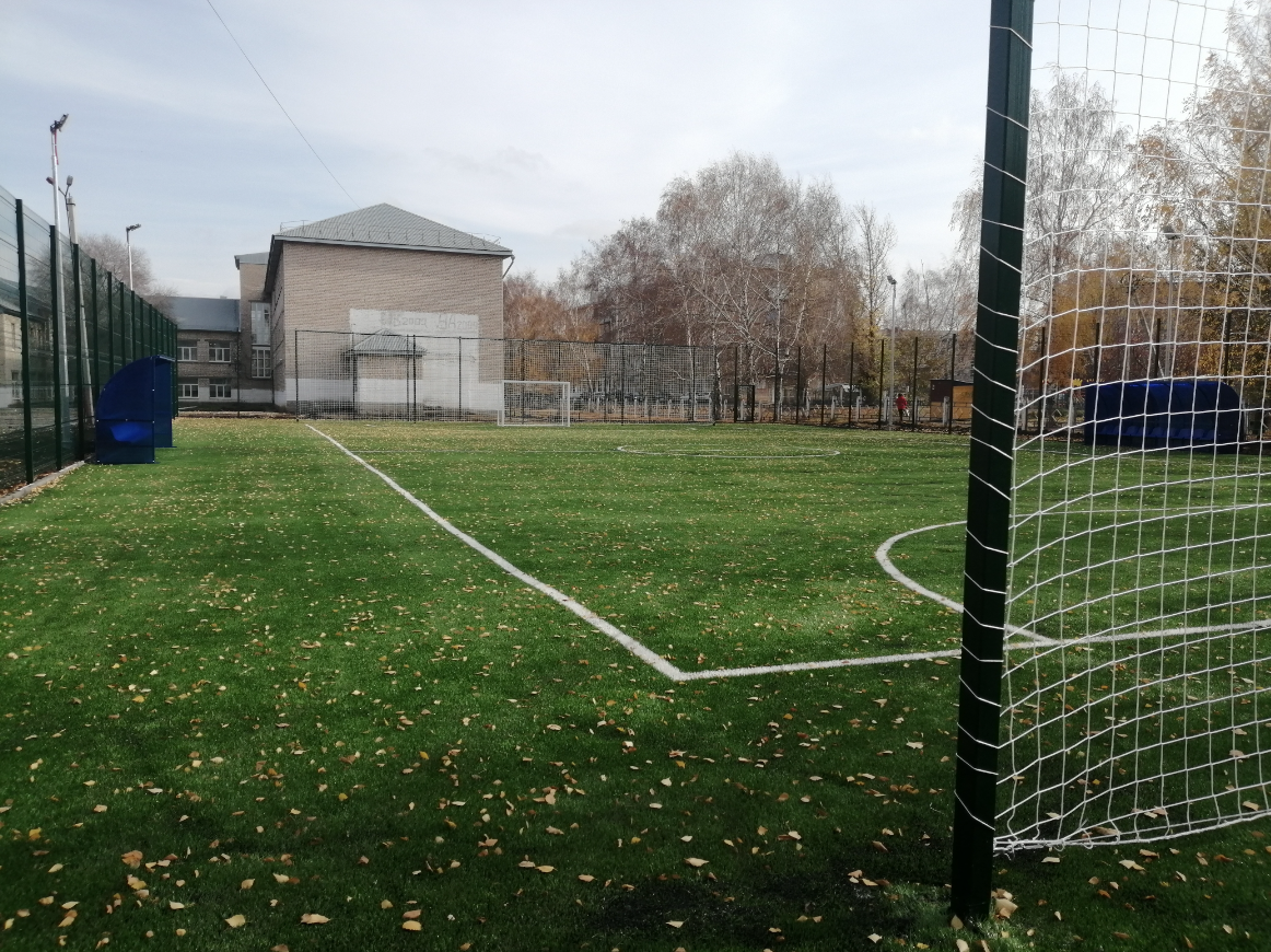 В рамках реализации программы Оренбургской области &amp;quot;Развитие физической культуры, спорта и туризма&amp;quot; на территории школьного стадиона в начале 2021-2022 учебного года появился новый спортивный объект-поле с искусственным покрытием для игры в мини-футбол